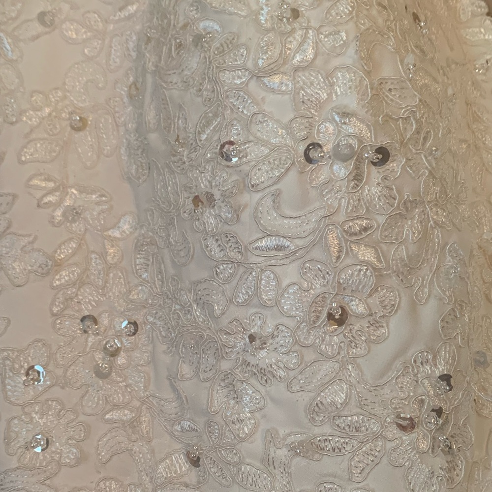 Long wedding dress, with train. - Picture 8 of 11